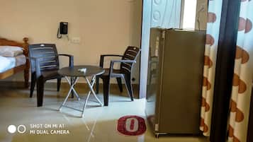 Muebles diferentes, escritorio, insonorización y wifi gratis