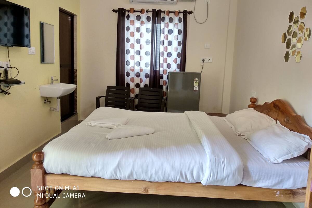 Deluxe Triple Room, Multiple Beds, Smoking | Desk, soundproofing, WiFi (free), individually furnished