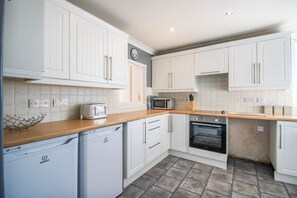 Premium House, Multiple Beds | Private kitchen | Full-size fridge, microwave, oven, stovetop - Cliff House (Folkestone)