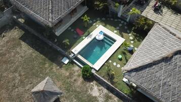 Kolam renang outdoor