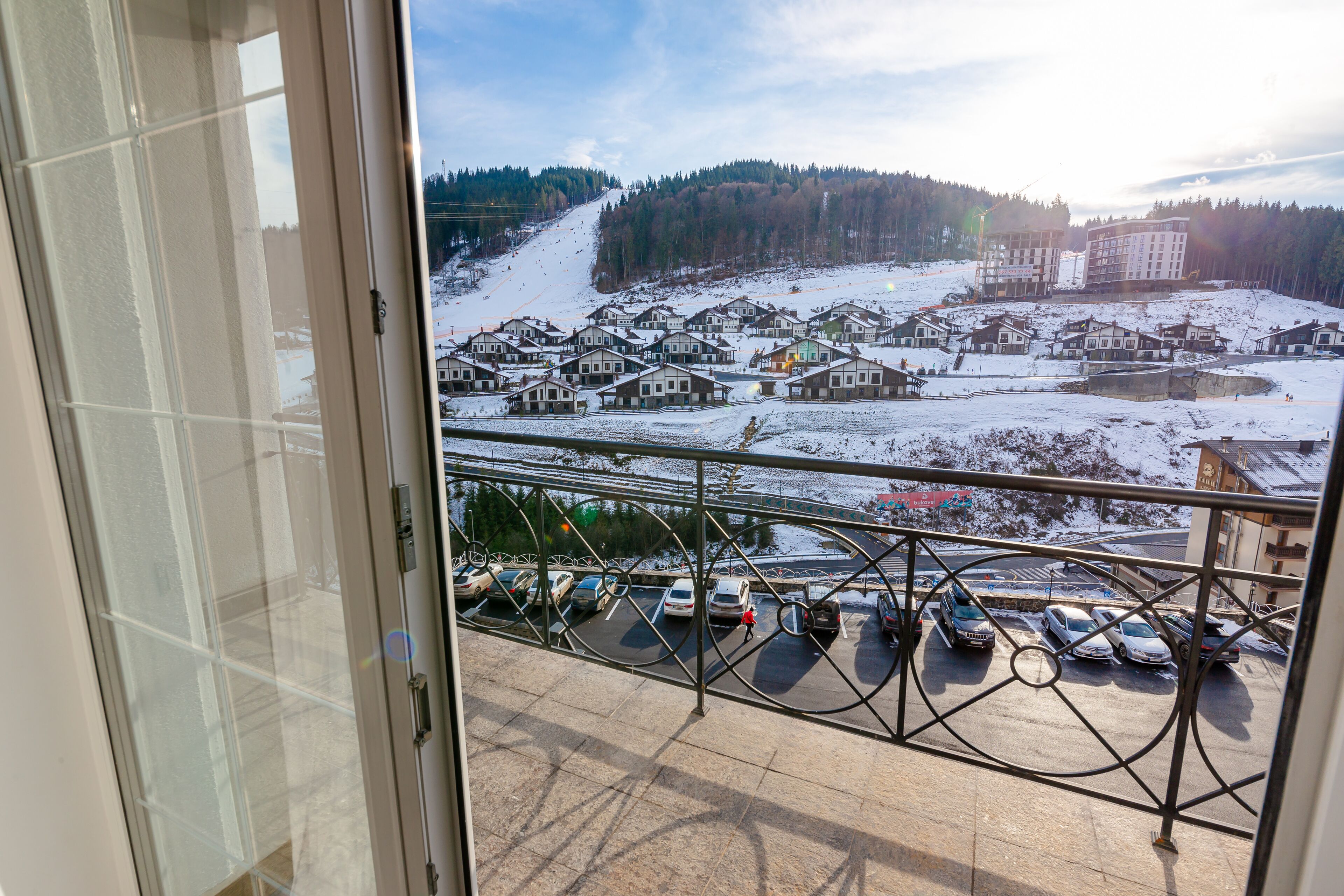 Suite, fjellutsikt | Sengetøy av topp kvalitet, minibar, safe på rommet og skrivebord