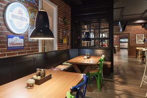 Se sirven desayunos y cocina internacional (con vistas al jardín) 