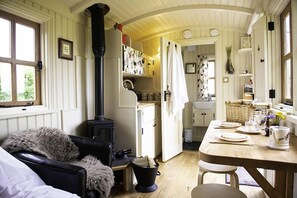 Premium bedding, individually decorated, individually furnished - Morndyke Shepherds' Huts (Thirsk)