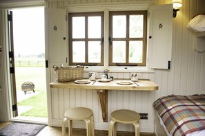 Premium bedding, individually decorated, individually furnished - Morndyke Shepherds' Huts (Thirsk)