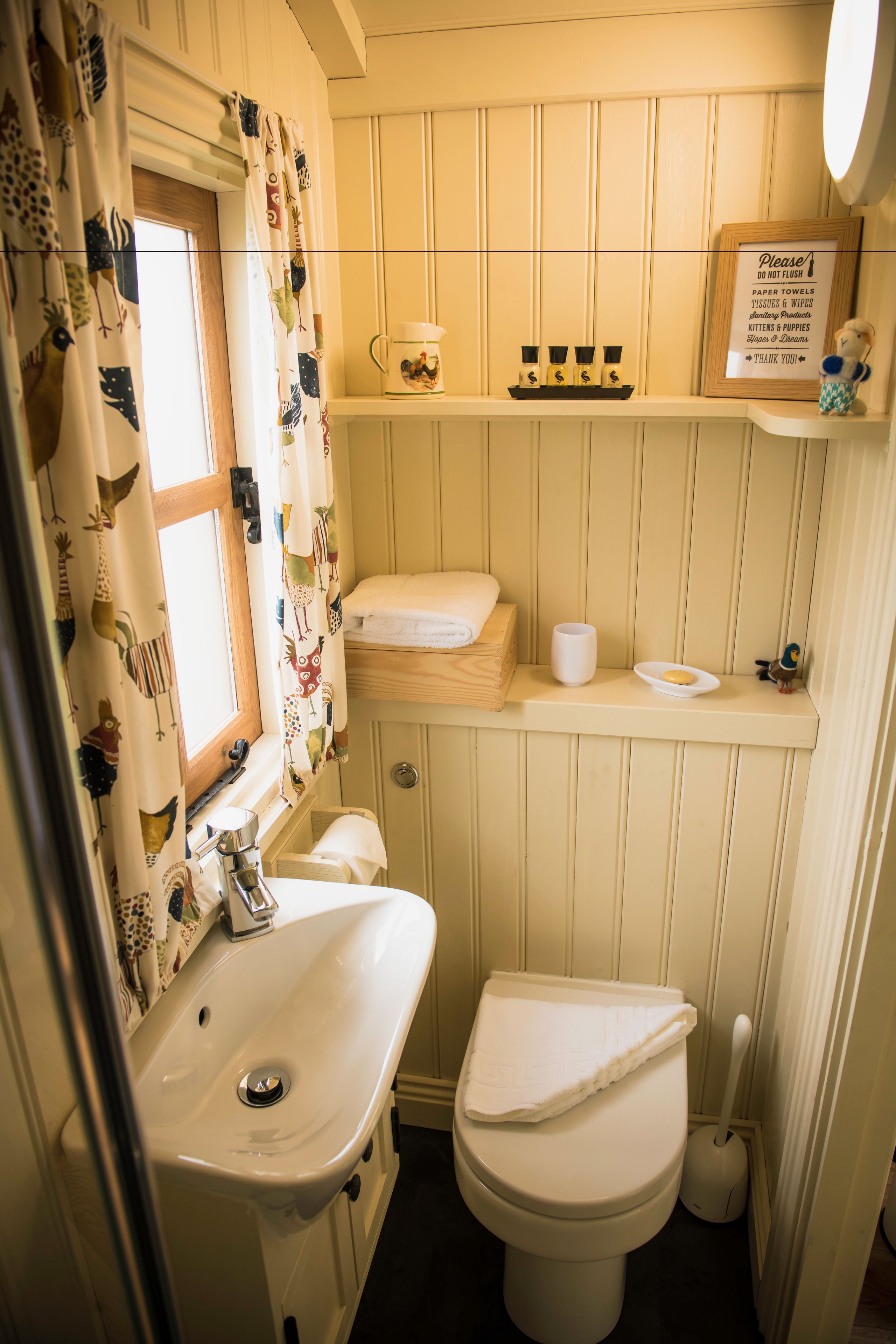 Dusche, kostenlose Toilettenartikel, Haartrockner, Handtücher