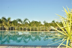 Udendørs pool, åben fra kl. 08.00 til kl. 19.00, parasoller, liggestole