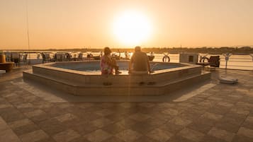 Piscine extérieure, parasols de plage, chaises longues