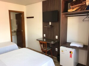 Escritorio, wifi gratis y ropa de cama 