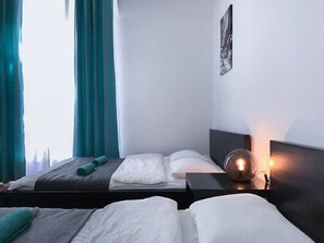 1 habitación, sistema de insonorización y tabla de planchar con plancha 