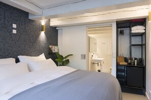 Luxury Double Room, 1 King Bed (front of building - Basement)