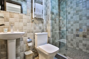 Standard Double Room | Bathroom