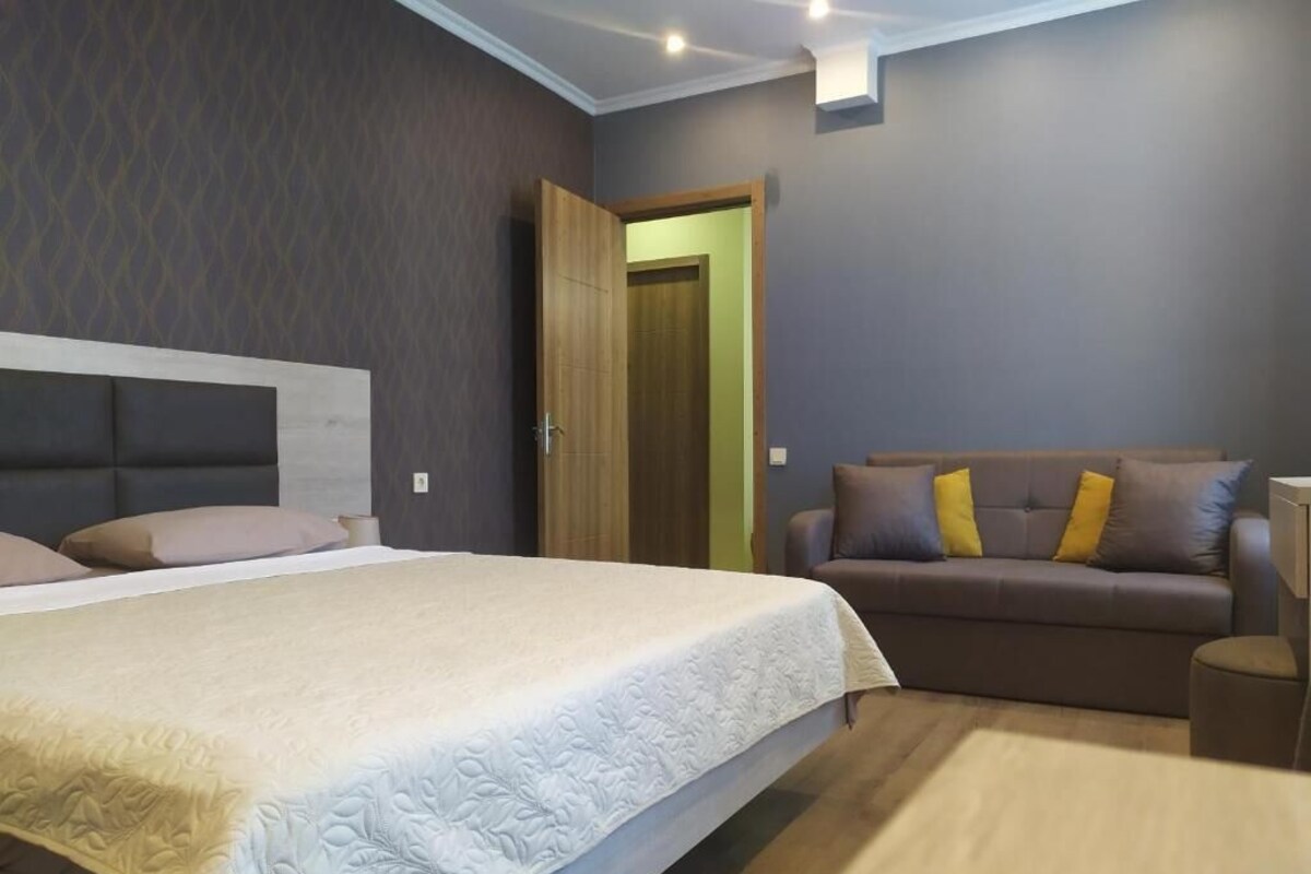 1 bedroom, desk, blackout curtains, soundproofing
