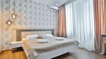 Large Double or Twin Room, Multiple Beds, Non Smoking | 1 chambre, décoration personnalisée, ameublement personnalisé, bureau