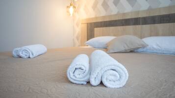 Large Double or Twin Room, Multiple Beds, Non Smoking | 1 bedroom, individually decorated, individually furnished, desk