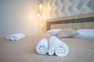 Large Double or Twin Room, Multiple Beds, Non Smoking | 1 bedroom, individually decorated, individually furnished, desk