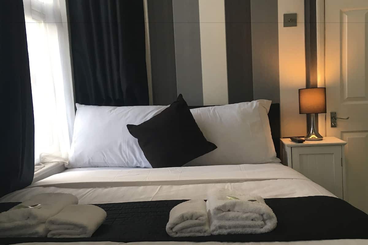 Iron/ironing board, free WiFi, bed sheets
