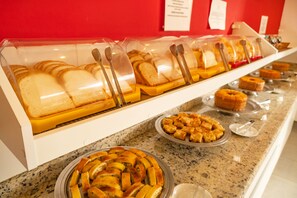 Café da manhã com buffet grátis todos os dias