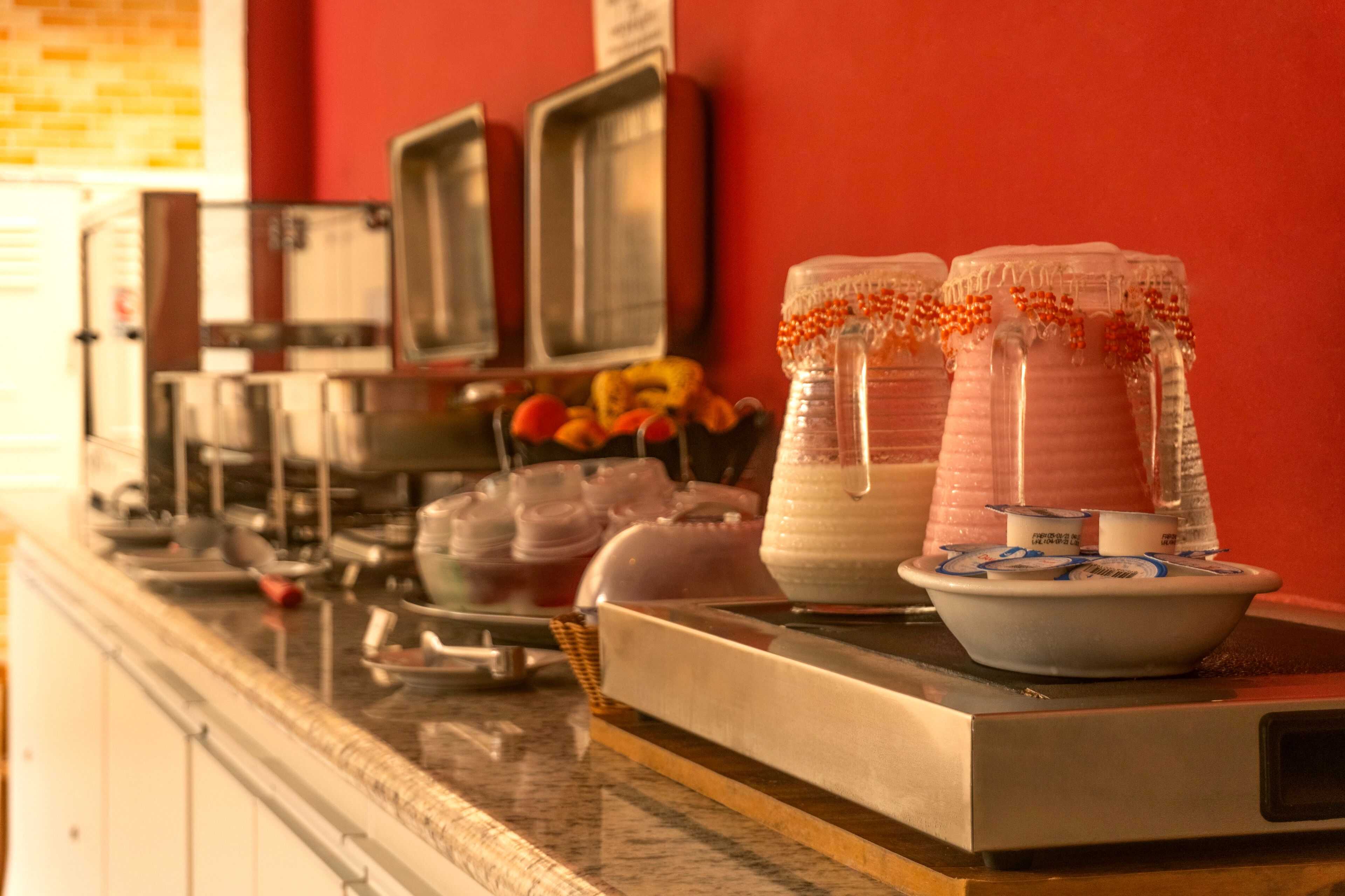 Una encimera de cocina con diversos electrodomésticos y recipientes.