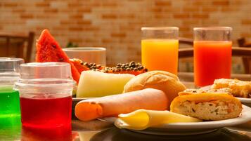 Una mesa de desayuno con diferentes alimentos y bebidas.