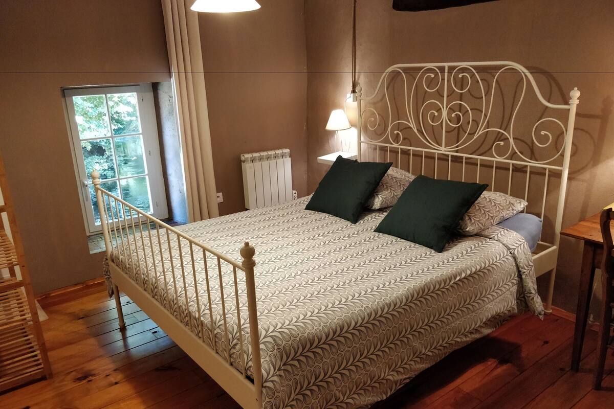 Economy Double Room Single Use, 1 Queen Bed