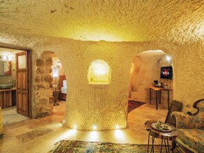 Room 10 Private Pool King Suite | Living area | 70-cm TV with satellite channels - Atillas Cave Hotel (Nevsehir)