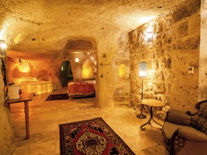 Room 9 Honeymoon Deluxe Cave Suite | Living area - Atillas Cave Hotel (Nevsehir)