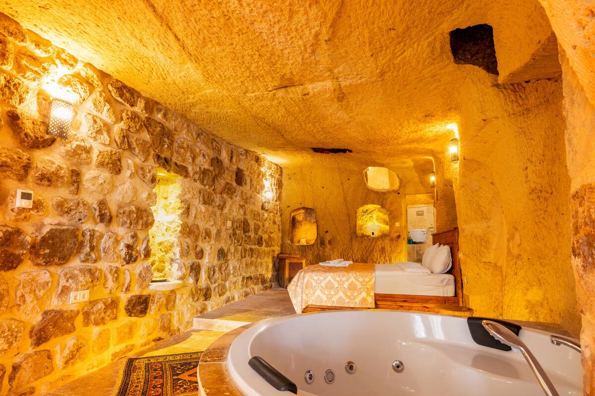 honeymoon double room | jetted bathtub