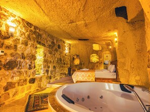 Room 8 Deluxe Cave Suite | Ropa de cama de alta calidad, minibar y decoración personalizada 