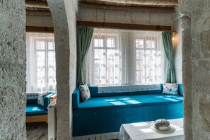 Room 4 Standard Stone Room | 高档床上用品、迷你吧、特色装修、特色家居