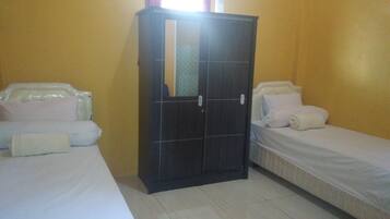 Suite, 2 Tempat Tidur Twin | Brankas, meja kerja, tempat tidur lipat/tambahan, dan Wi-Fi gratis