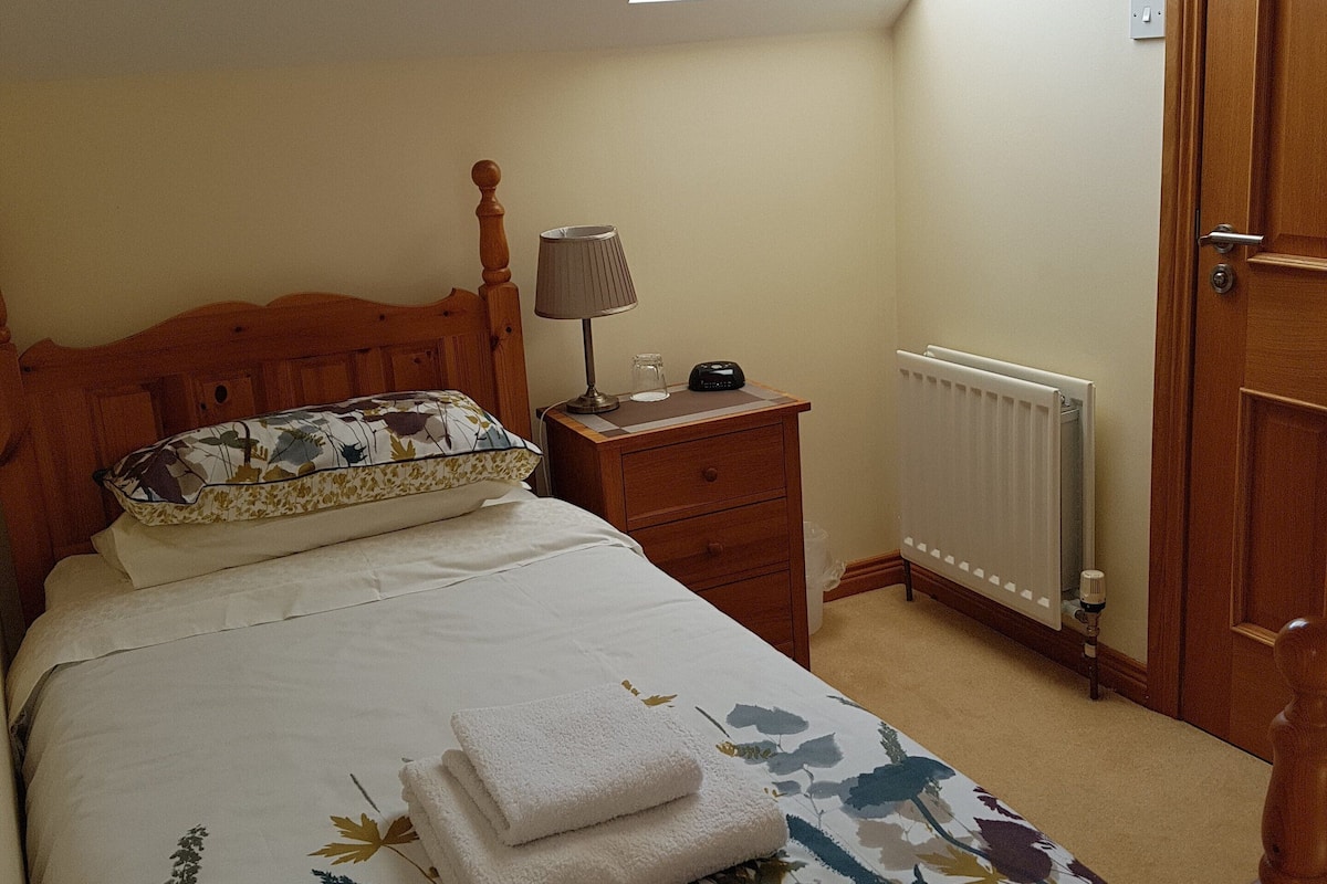 Basic Single Room, 1 Single Bed, Private Bathroom