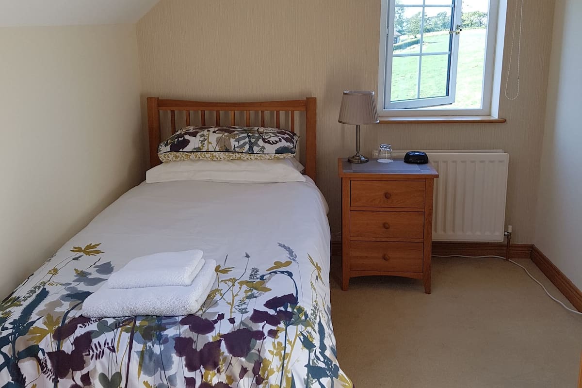 Basic Single Room, 1 Single Bed, Private Bathroom