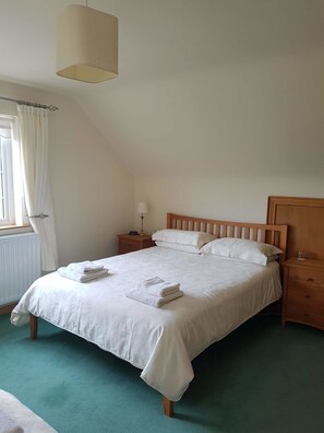 디럭스 스위트 | 각각 다른 스타일의 인테리어, 각각 다르게 가구 비치, 책상, 다리미/다리미판