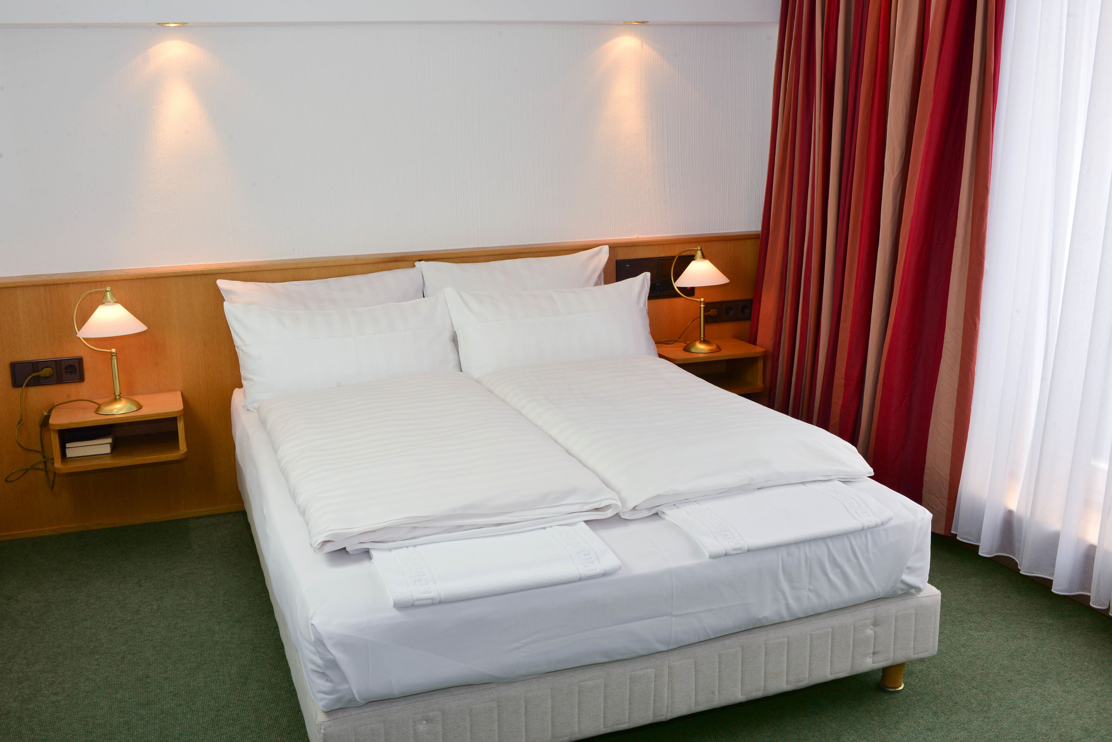 Habitación doble Confort | Escritorio, wifi gratis y ropa de cama 