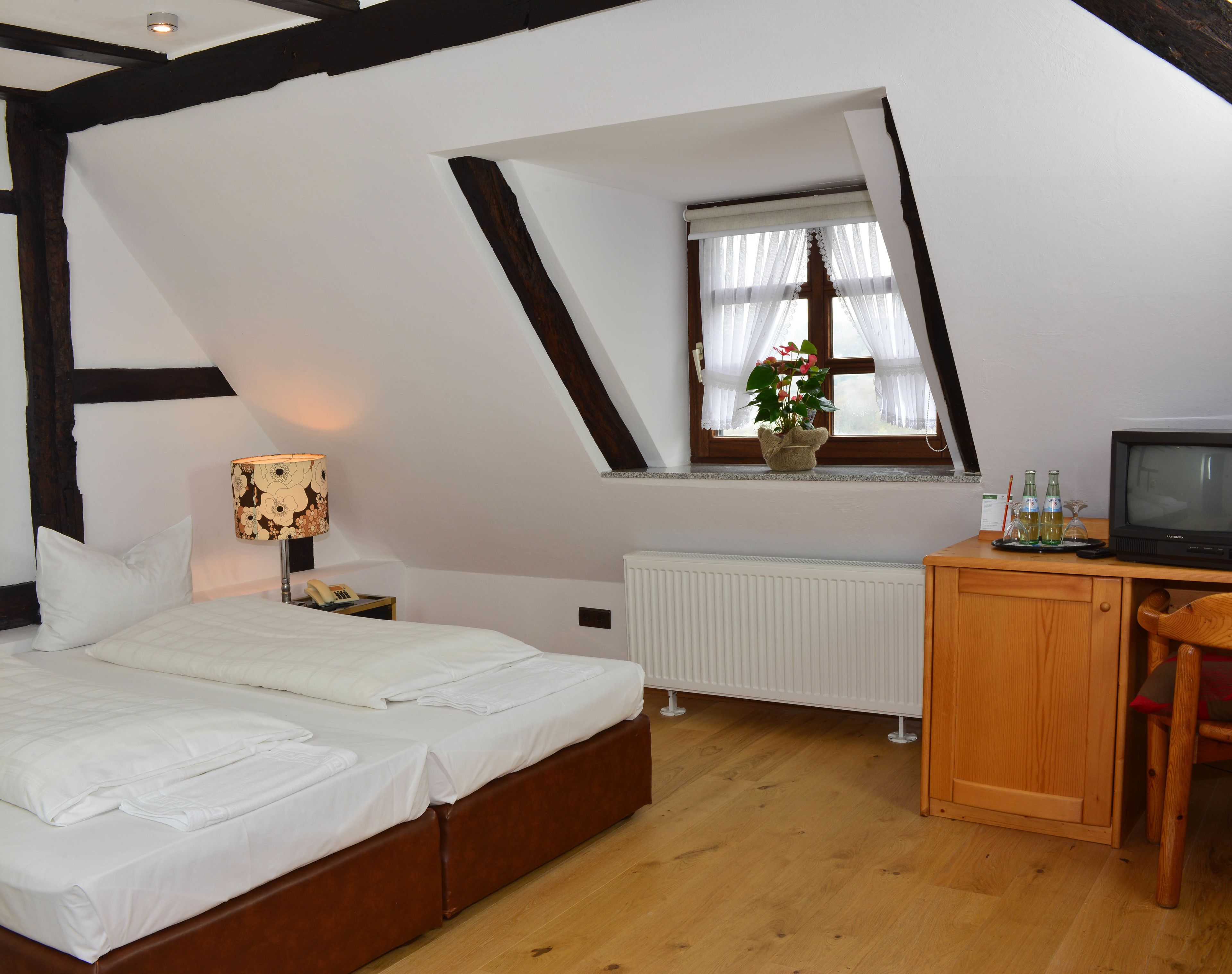 Habitación doble Confort | Escritorio, wifi gratis y ropa de cama 