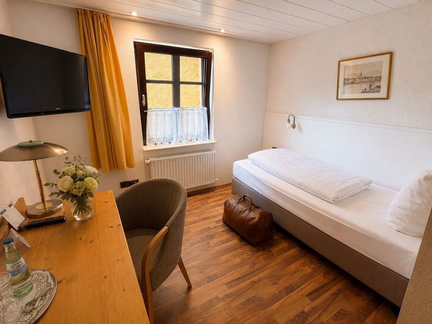 Basic single room | Desk, WiFi (free), bed sheets