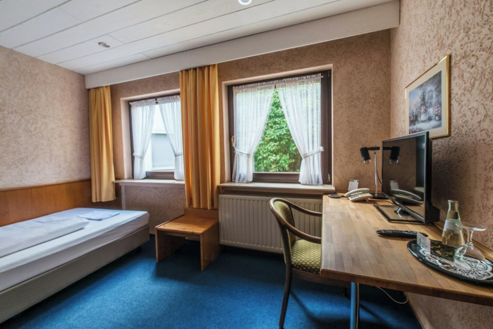 Twin Room (Junker-Stube) | Desk, WiFi (free), bed sheets