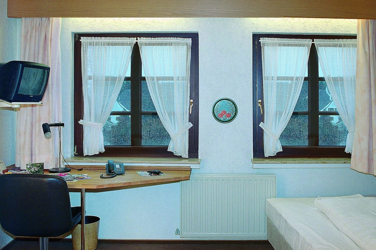 Comfort eenpersoonskamer | Een bureau, gratis wifi, beddengoed