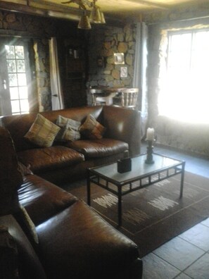 Classic Cottage, Garden View | Living room