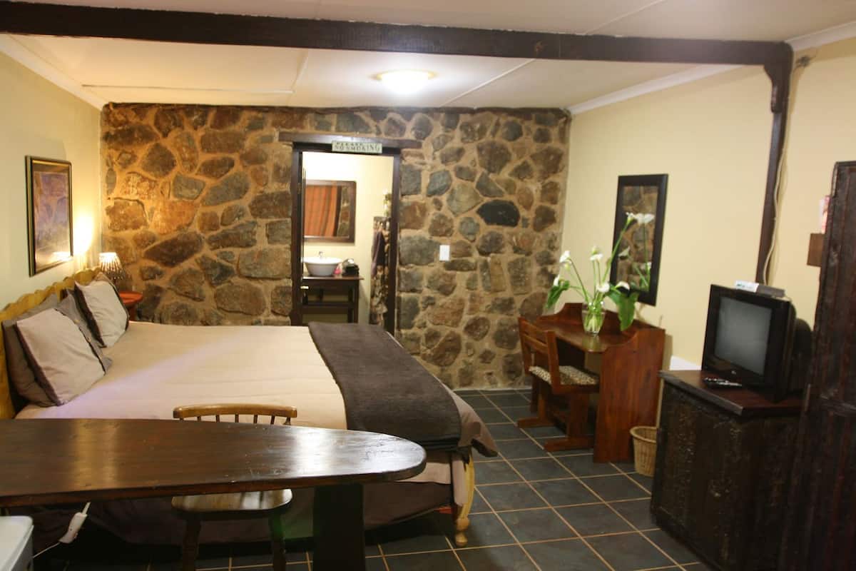 Classic Cottage, 1 Double Bed | Individually decorated, individually furnished, bed sheets