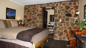 Classic Cottage, 1 King Bed, Garden View | Bathroom | Shower, rainfall showerhead, towels - Lomas Creek (Dullstroom)