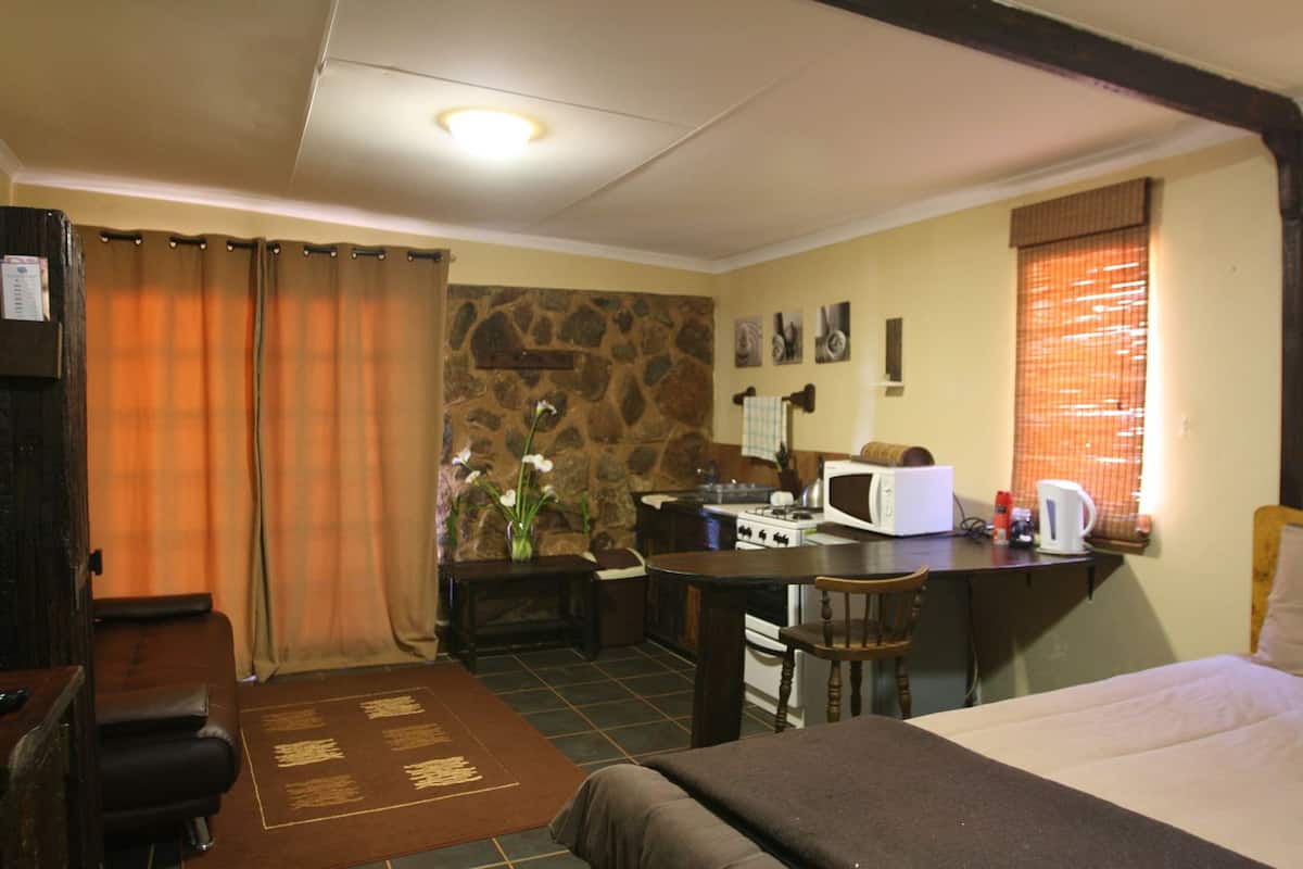 Classic Cottage, 1 King Bed, Garden View | Individually decorated, individually furnished, bed sheets