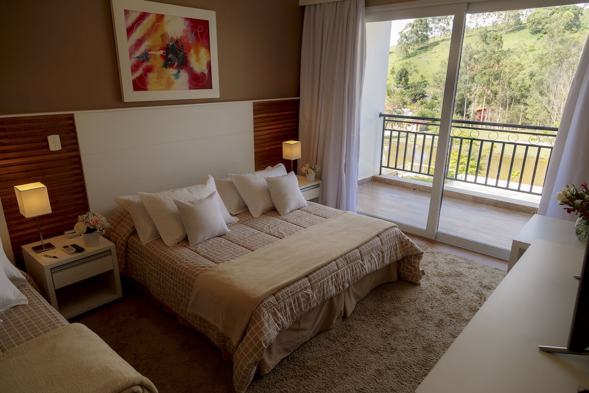 Suite VIP | Minibar, in-room safe, individually decorated, blackout curtains