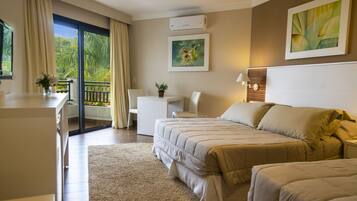 Minibar, caja de seguridad en la habitación y decoración personalizada