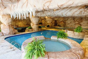 6 kolam renang indoor dan 5 kolam renang outdoor, dengan kursi berjemur
