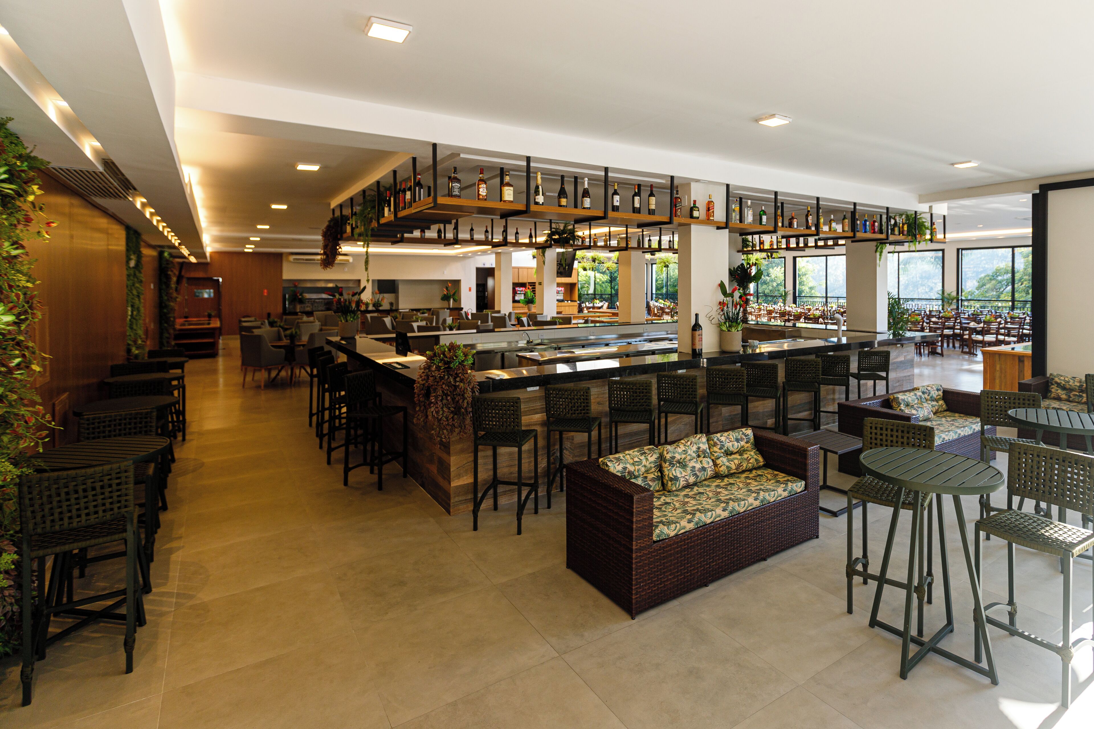 2 bars/lounges, swim-up bar, poolside bar