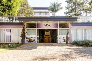 ボディ トリートメント、ボディラップ、ボディスクラブ、フェイシャル トリートメント、4  室のトリートメントルーム、マニキュアとペディキュア