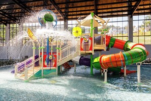 6 indoor pools, 5 outdoor pools, pool loungers, lifeguards on site - Vale Suiço Resort (Itapeva)