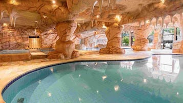 6 kolam renang tertutup, 5 kolam renang terbuka, kerusi lepak pantai