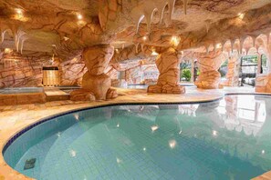 6 kolam renang indoor dan 5 kolam renang outdoor, dengan kursi berjemur